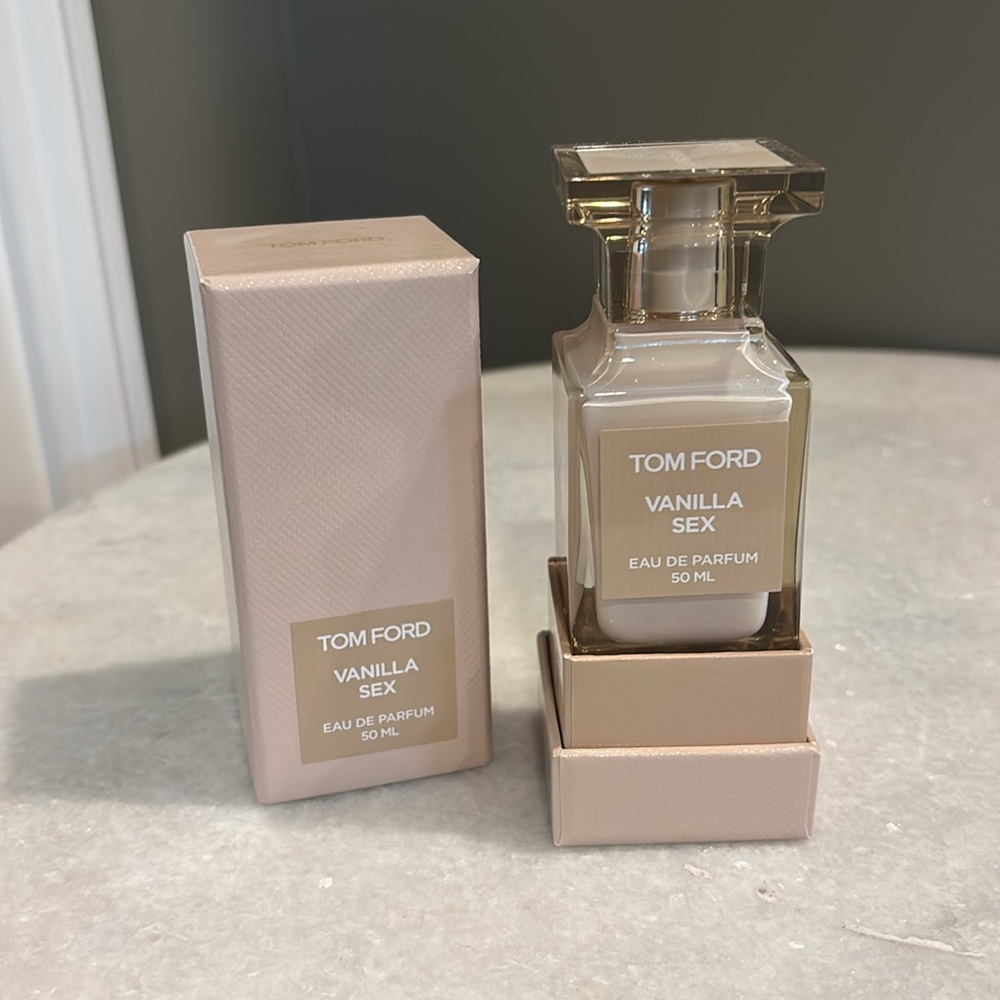 New Tom Ford Vanilla Sex perfume, gender neutral. Smells like Vanilla/sandalwood